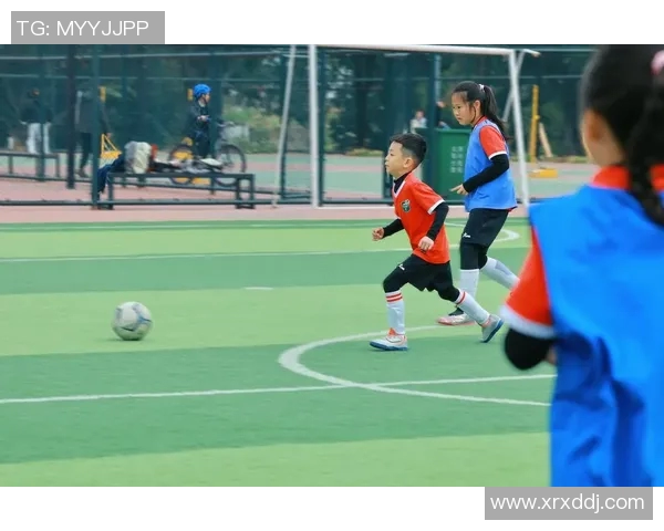 足球小将们在绿茵场上展现射门技巧的精彩瞬间与成长故事